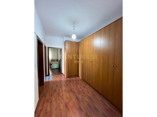 Tirane, jepet me qera apartament 2+1+Aneks+Ballkon Kati 4, 129 m² 650 € (Ish Tregu Elektrik)