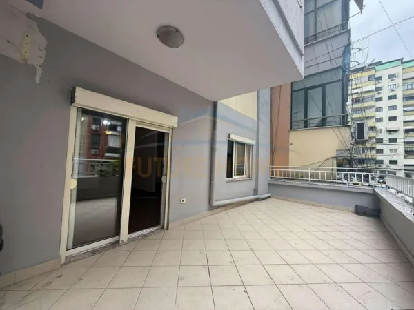 Tirane, shitet apartament 2+1+Aneks+Ballkon Kati 1, 132 m² 320.000 € (KOMUNA E PARISIT)