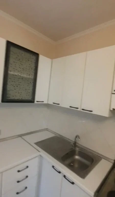 Tirane, jepet me qera apartament 1+1+Ballkon Kati 3, 65 m² 600 € 