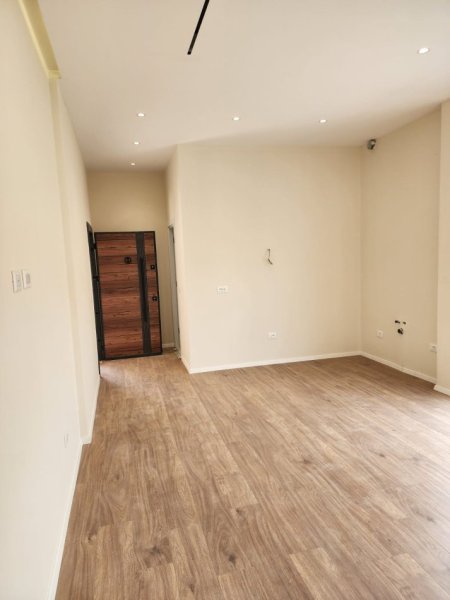 Tirane, jepet me qera apartament 1+1 Kati 1, 56 m² (ali demi prane kompleksit mangalem)
