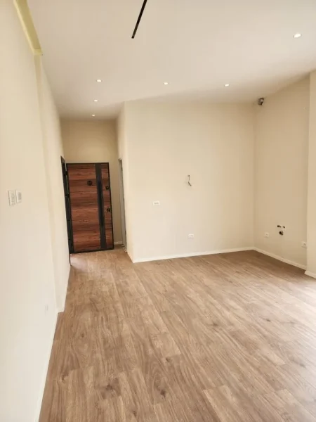 Tirane, jepet me qera apartament 1+1 Kati 1, 56 m² (ali demi prane kompleksit mangalem)