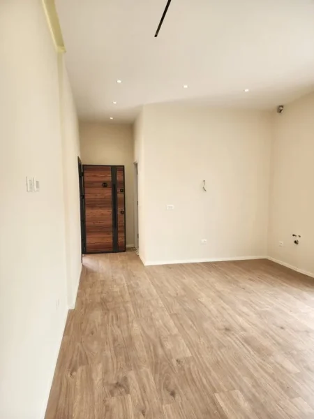 Tirane, jepet me qera apartament 1+1 Kati 1, 56 m² (ali demi prane kompleksit mangalem)