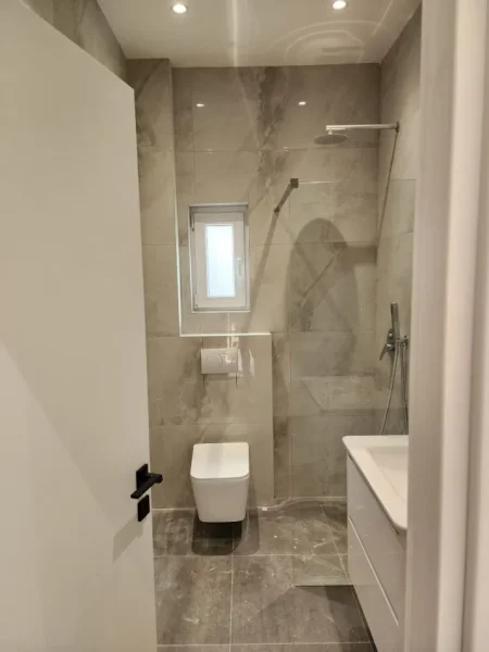 Tirane, jepet me qera apartament 1+1 Kati 1, 56 m² (ali demi prane kompleksit mangalem)