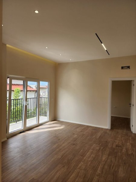 Tirane, jepet me qera apartament 1+1 Kati 1, 56 m² (ali demi prane kompleksit mangalem)