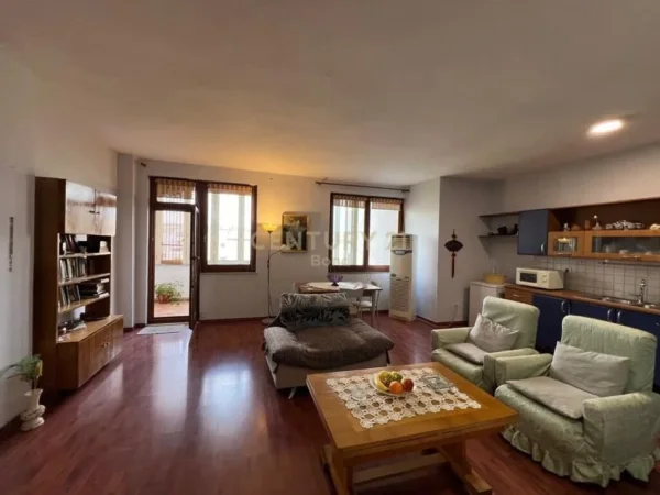 Tirane, jepet me qera apartament 2+1 Kati 4, 130 m² 650 € 