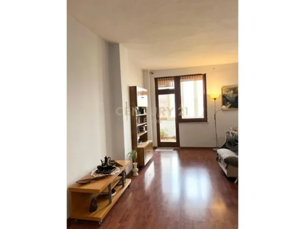 Tirane, jepet me qera apartament 2+1 Kati 4, 130 m² 650 € 