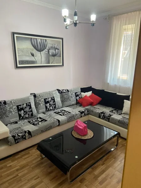 Tirane, jepet me qera 1+1+Aneks+Ballkon Kati 5, 65 m² 600 € (Pallatet Agimi)