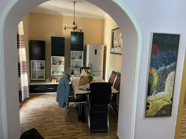 Tirane, jepet me qera 1+1+Aneks+Ballkon Kati 5, 65 m² 600 € (Pallatet Agimi)