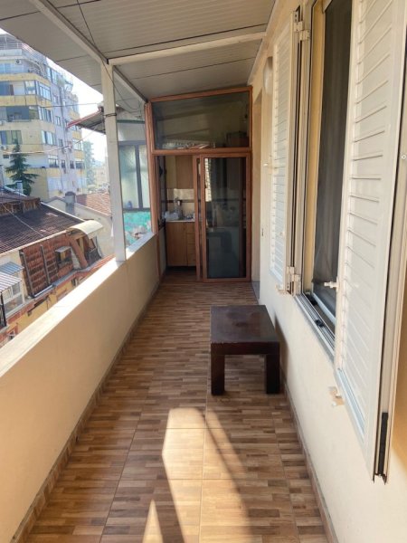 Tirane, jepet me qera 1+1+Aneks+Ballkon Kati 5, 65 m² 600 € (Pallatet Agimi)