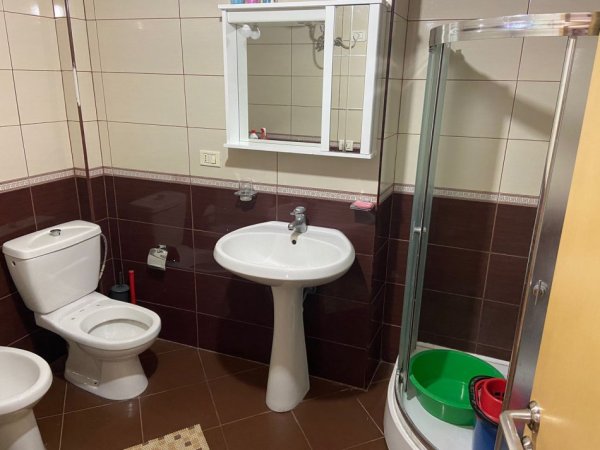 Tirane, jepet me qera 1+1+Aneks+Ballkon Kati 5, 65 m² 600 € (Pallatet Agimi)