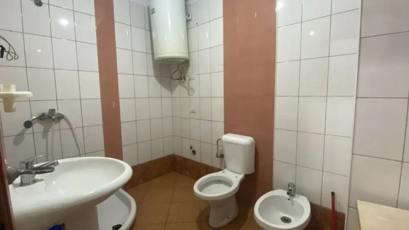 Tirane, jepet me qera apartament 2+1+Ballkon Kati 2, 100 m² 420 € 