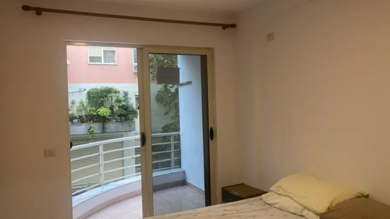 Tirane, jepet me qera apartament 2+1+Ballkon Kati 2, 100 m² 420 € 