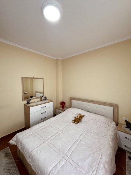 Tirane, jap me qera apartament 2+1+Ballkon Kati 1, 69 m² 500 € (Rruga Xhenfize Keko , Lagjja Teli Ndini)