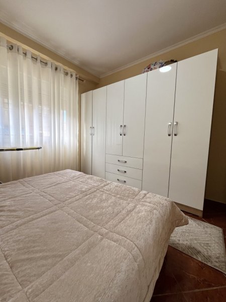 Tirane, jap me qera apartament 2+1+Ballkon Kati 1, 69 m² 500 € (Rruga Xhenfize Keko , Lagjja Teli Ndini)