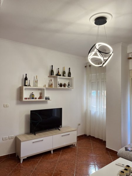 Tirane, jap me qera apartament 2+1+Ballkon Kati 1, 69 m² 500 € (Rruga Xhenfize Keko , Lagjja Teli Ndini)