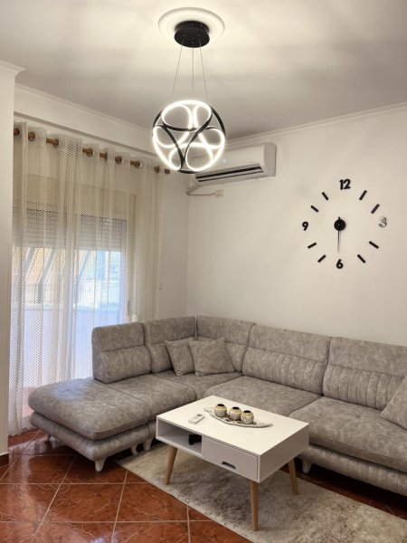 Tirane, jap me qera apartament 2+1+Ballkon Kati 1, 69 m² 500 € (Rruga Xhenfize Keko , Lagjja Teli Ndini)