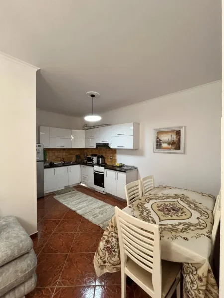 Tirane, jap me qera apartament 2+1+Ballkon Kati 1, 69 m² 500 € (Rruga Xhenfize Keko , Lagjja Teli Ndini)