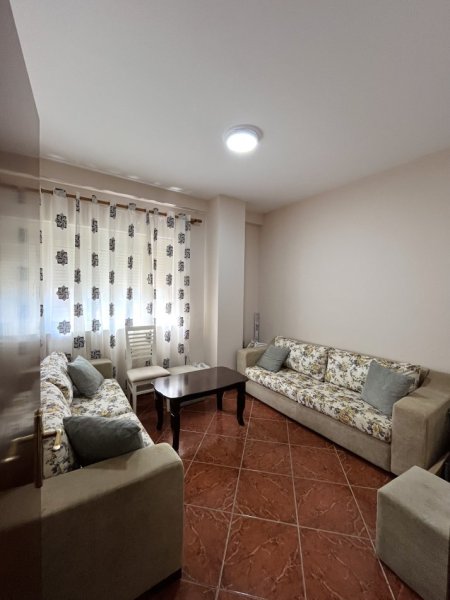 Tirane, jap me qera apartament 2+1+Ballkon Kati 1, 69 m² 500 € (Rruga Xhenfize Keko , Lagjja Teli Ndini)