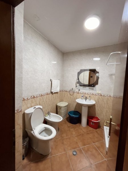 Tirane, jap me qera apartament 2+1+Ballkon Kati 1, 69 m² 500 € (Rruga Xhenfize Keko , Lagjja Teli Ndini)