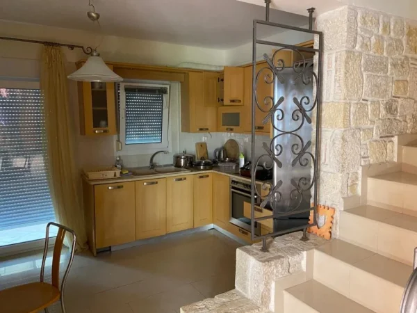 Greqi, shes Vile 3+1+oborr, 2 kate, 200 m² 470.000 € (Chalkidiki buze Detit)