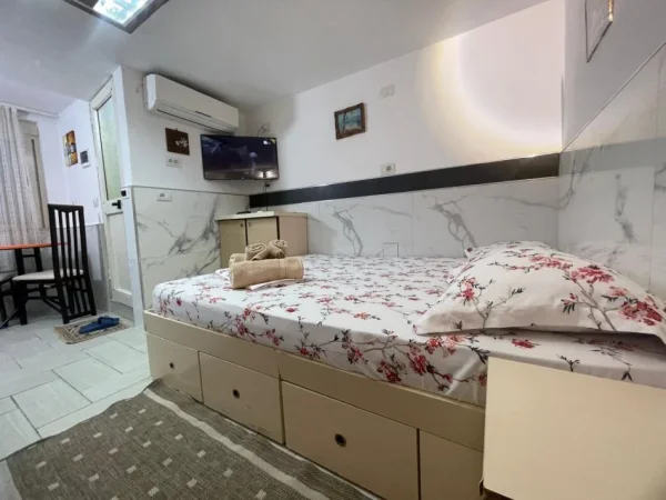 Tirane, jepet me qera garsonier 1+1 Kati -1, 37 m² 380 € (Rruga 5 msji psne qendrrs tregtare concor 1012 tirane)