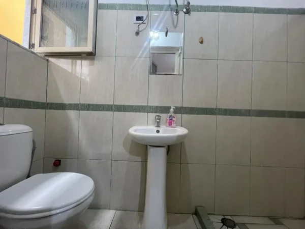 Tirane, jepet me qera apartament 1+1 Kati -2, 48 m² 450 € (Rruga 5 msji prane qendres tregtare concord 1012 tirane)