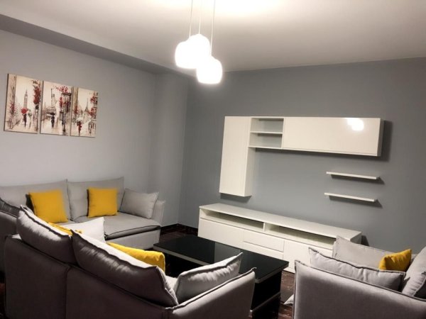 Tirane, jepet me qera apartament 1+1+Ballkon Kati 1, 65 m² 700 € (21 Dhjetori)