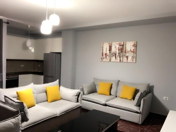 Tirane, jepet me qera apartament 1+1+Ballkon Kati 1, 65 m² 700 € (21 Dhjetori)