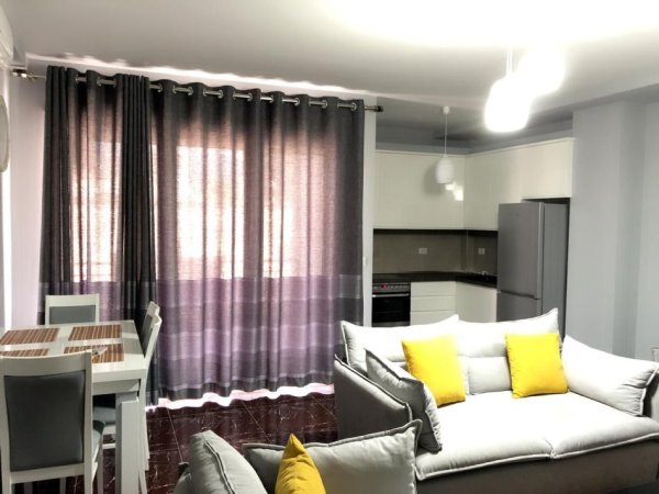 Tirane, jepet me qera apartament 1+1+Ballkon Kati 1, 65 m² 700 € (21 Dhjetori)