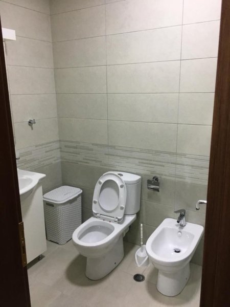 Tirane, jepet me qera apartament 1+1+Ballkon Kati 1, 65 m² 700 € (21 Dhjetori)