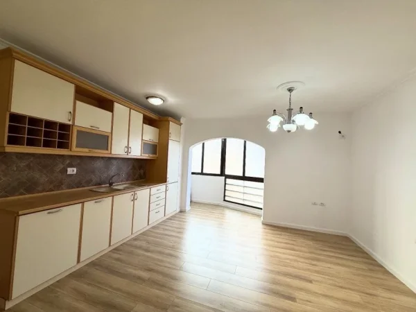 Tirane, shitet apartament 2+1+Ballkon Kati 5, 81 m² 165.000 € (Fusha Aviacionit)
