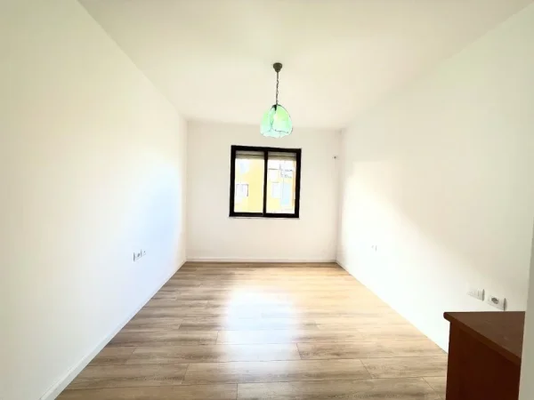 Tirane, shitet apartament 2+1+Ballkon Kati 5, 81 m² 165.000 € (Fusha Aviacionit)