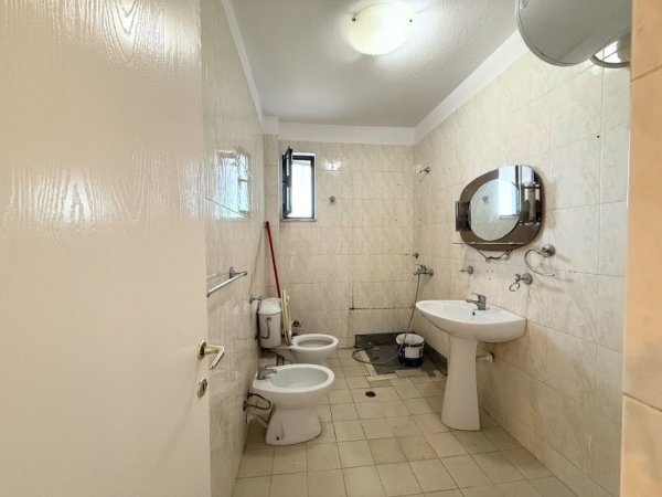 Tirane, shitet apartament 2+1+Ballkon Kati 5, 81 m² 165.000 € (Fusha Aviacionit)