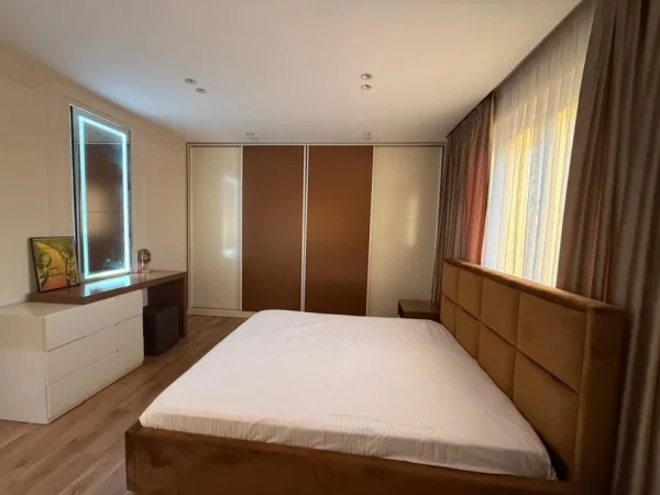 Tirane, jepet me qera apartament 3+1+Ballkon Kati 6, 135 m² 1.200 € (Kopshti zoologjik)