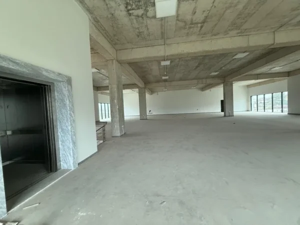 Tirane, jepet me qera magazine Kati 0, 1.600 m² 4.000 € (PEZE HELMES)