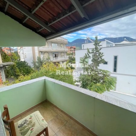 Tirane, jepet me qera apartament 3+1+Ballkon Kati 4, 100 m² 400 € (Oxhaku)