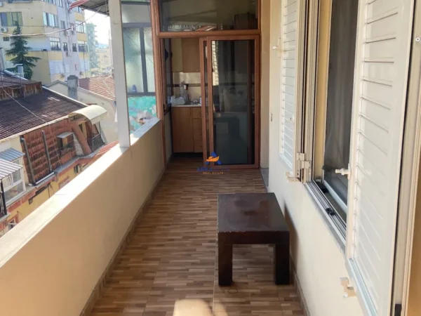 Tirane, jepet me qera apartament 1+1+Ballkon Kati 5, 70 m² 600 € (PALLATET AGIMI,BLLOK)
