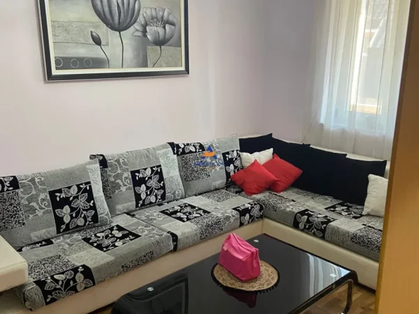 Tirane, jepet me qera apartament 1+1+Ballkon Kati 5, 70 m² 600 € (PALLATET AGIMI,BLLOK)
