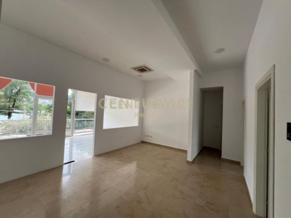 Tirane, jepet me qera dyqan Kati 1, 170 m² 2.300 € (Neom123453)