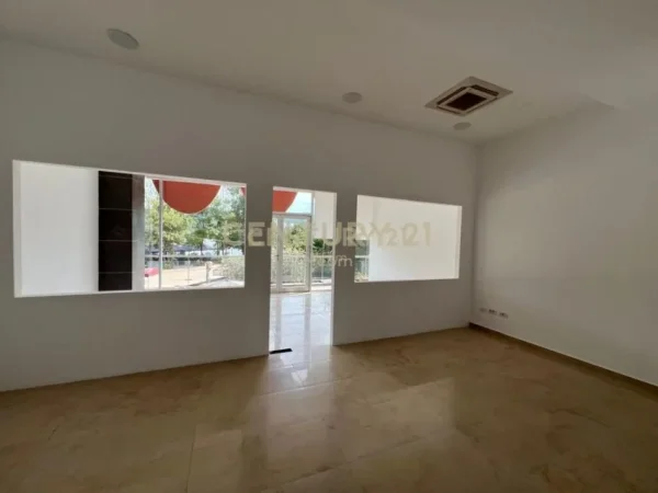 Tirane, jepet me qera dyqan Kati 1, 170 m² 2.300 € (Neom123453)
