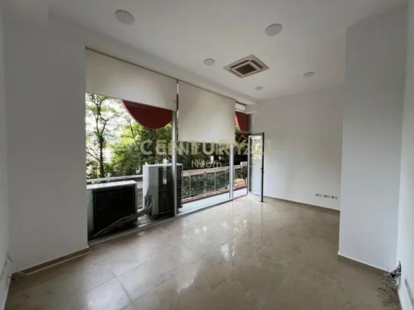 Tirane, jepet me qera dyqan Kati 1, 170 m² 2.300 € (Neom123453)