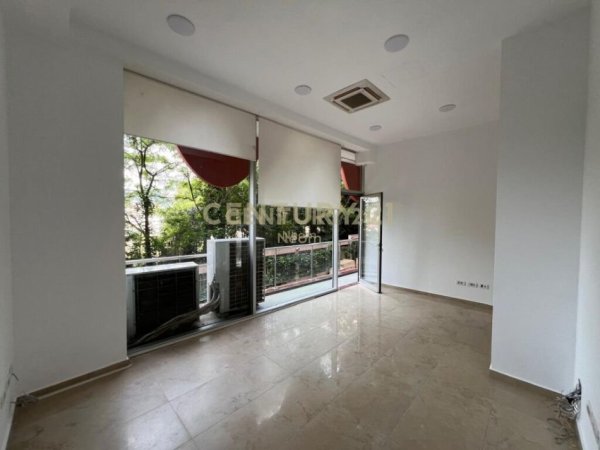 Tirane, jepet me qera dyqan Kati 1, 170 m² 2.300 € (Neom123453)