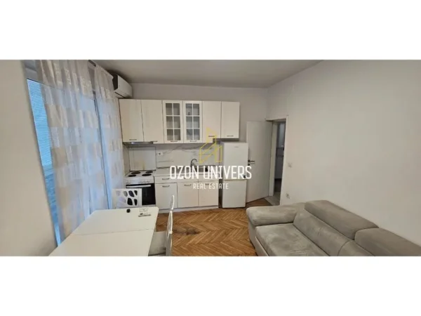 Tirane, jepet me qera apartament 1+1+Ballkon Kati 3, 50 m² 600 € (Rruga e Barrikadave)