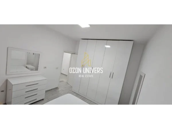 Tirane, jepet me qera apartament 1+1+Ballkon Kati 3, 50 m² 600 € (Rruga e Barrikadave)