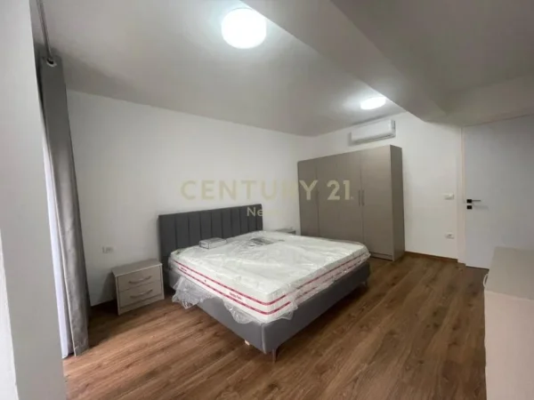 Tirane, jepet me qera apartament 1+1+Aneks+Ballkon Kati 2, 82 m² 700 € (Neom124021)