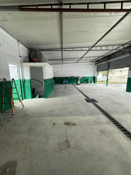 Tirane, jepet me qera magazine , 1.000 m² 1.500 € (PEZE HELMES)