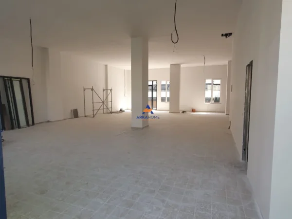 Tirane, jepet me qera ambjent biznesi Kati 0, 220 m² 4.200 € (RRUGA ALI SHEFQETI, RELUX RESIDENCE)