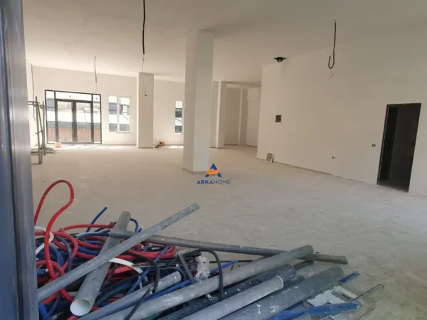 Tirane, jepet me qera ambjent biznesi Kati 0, 220 m² 4.200 € (RRUGA ALI SHEFQETI, RELUX RESIDENCE)