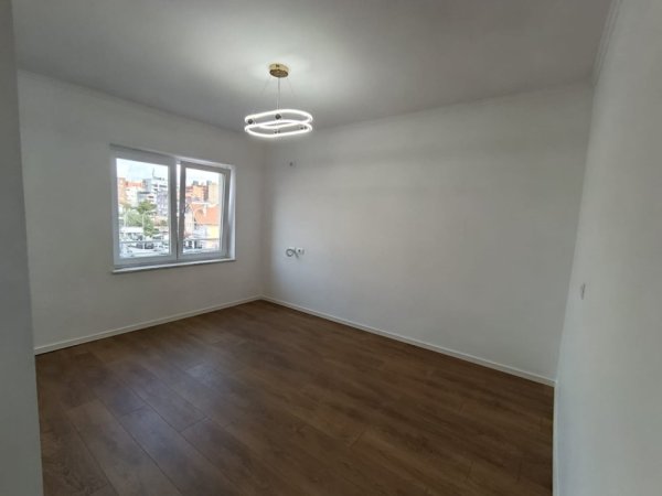 Shqiperi, shitet apartament 1+1+Aneks+Ballkon Kati 3, 45 m² (Tirana e Re)