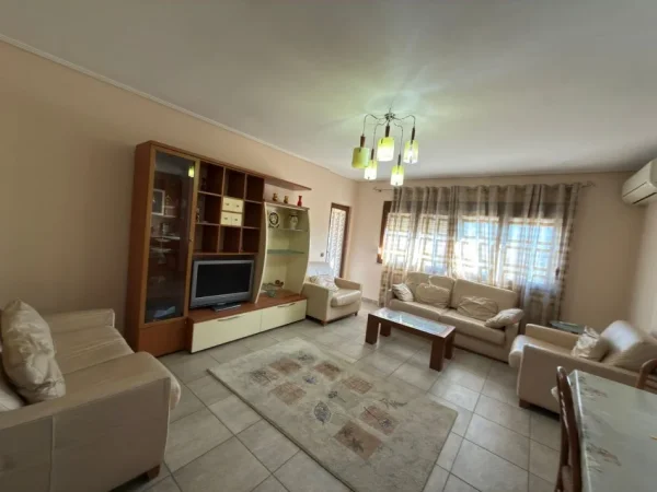 Tirane, jepet me qera apartament 2+1 Kati 9, 125 m² 800 € 